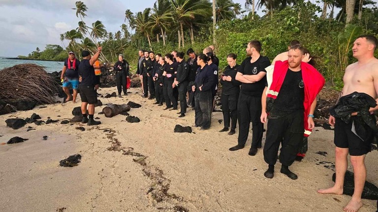 沈没したＮＺ海軍の多目的支援艦「マナワヌイ」から救助された乗組員たち/Samoa Fire and Emergency Services Authority