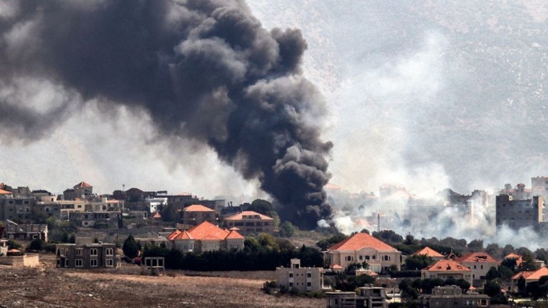 レバノン南部の村に対するイスラエル軍の空爆により立ち上る煙/AFP/Getty Images