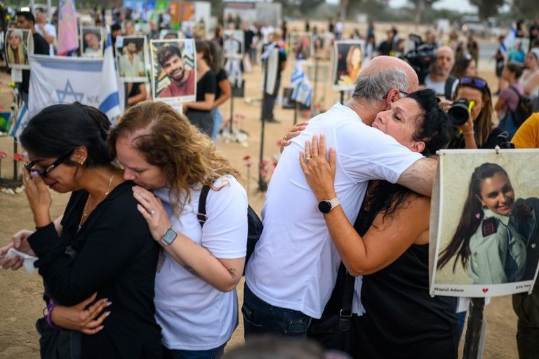 ハマスによる昨年１０月７日のイスラエル襲撃の犠牲者を追悼する人々/Alexi J. Rosenfeld/Getty Images