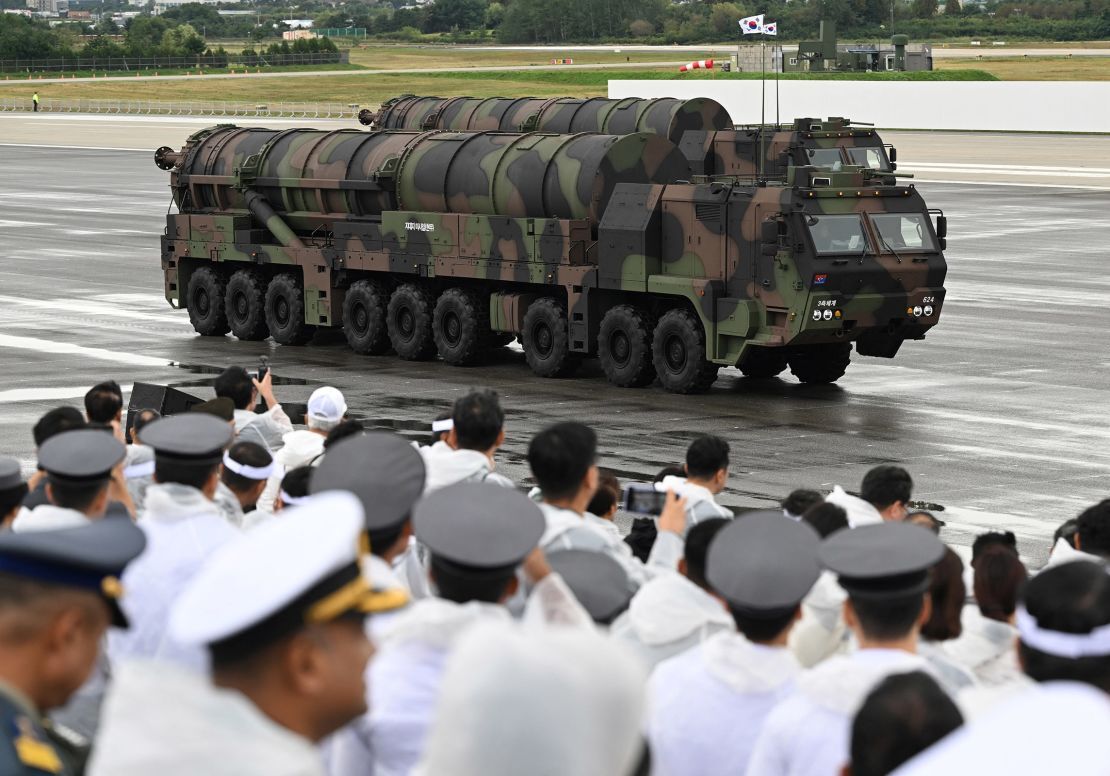 韓国の軍事パレードに登場した「玄武５」弾道ミサイル/Jung Yeon-je/AFP/Getty Images