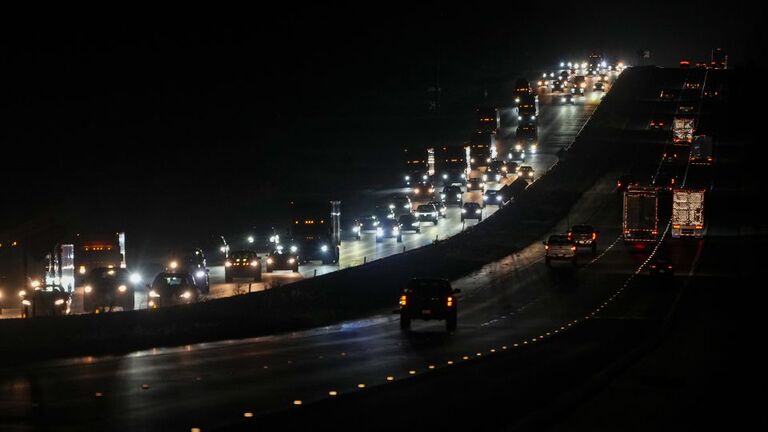 タンパベイ地区から北へ避難する人たちの車列＝７日/Julio Cortez/AP