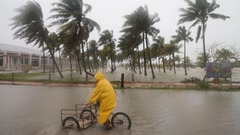 大型ハリケーン通過のメキシコで浸水や停電、住民や観光客避難