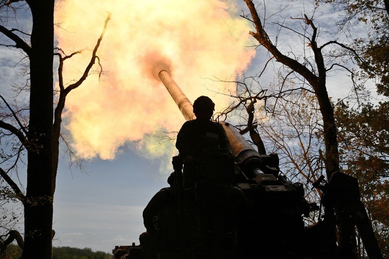 ドネツク州の前線でロシア軍の陣地に向けて自走砲を発射するウクライナ軍の兵士/Genya Savilov/AFP/Getty Images via CNN Newsource