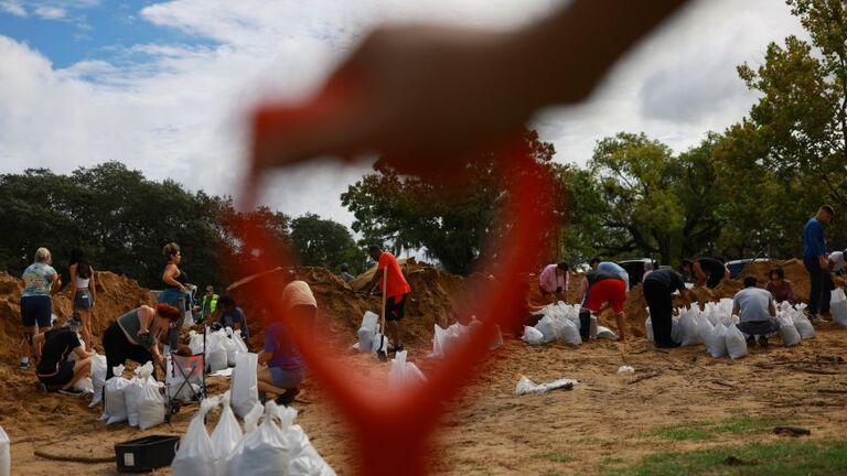 土のうの用意をする人々＝フロリダ州オーランド/Jose Luis Gonzalez/Reuters