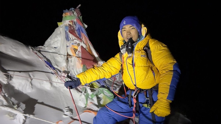 エベレストの頂上に立つ登山家のニマ・リンジ・シェルパさん/14 Peaks Expedition/AFP/Getty Images