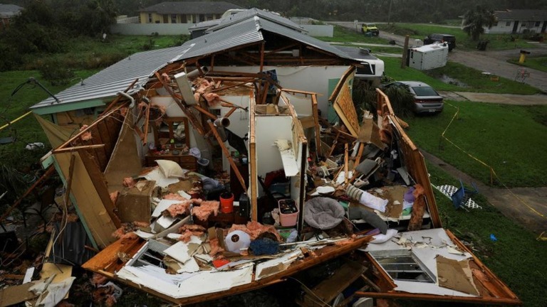 セントルーシー郡フォートピアース近郊でハリケーンにより損壊した家屋/Jose Luis Gonzalez/Reuters