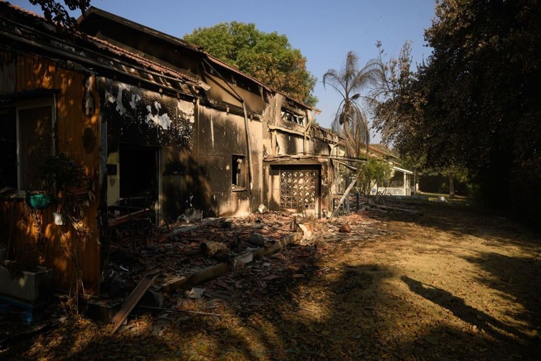 ハマスの襲撃によって破壊されたキブツ（集団農場）の住宅＝２０２３年１０月/Leon Neal/Getty Images