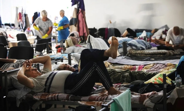 シェルターに身を寄せるクルスク州の住民＝８月２９日/Tatyana Makeyeva/AFP/Getty Images