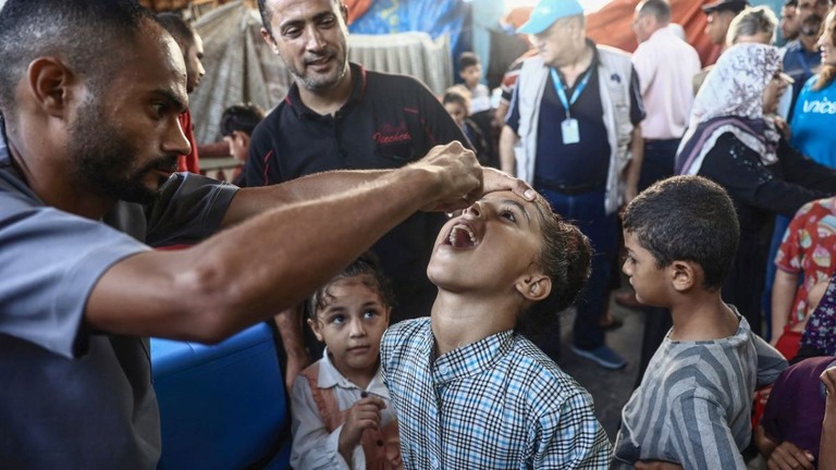 １４日、パレスチナ自治区ガザ地区でポリオワクチン接種を受ける子供たち/Eyad Baba/AFP/Getty Images