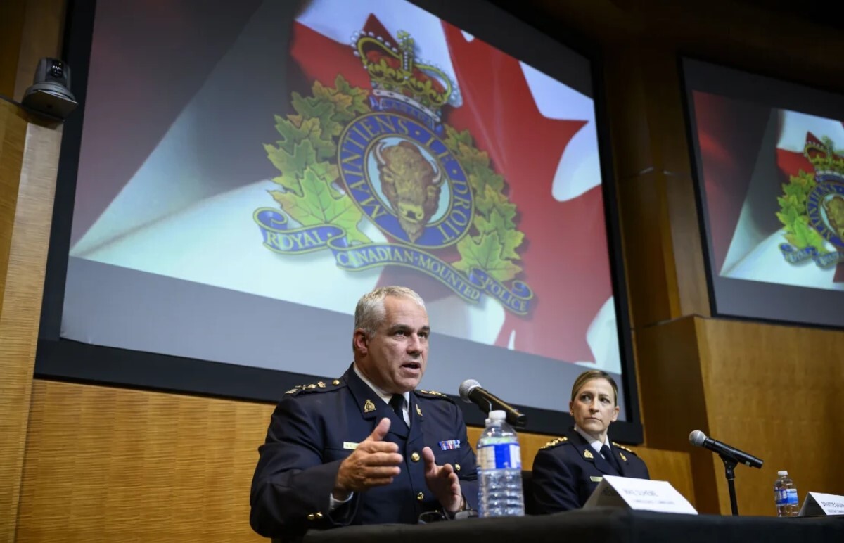 記者会見に臨む王立カナダ警察の幹部＝１４日/Justin Tang/The Canadian Press/AP