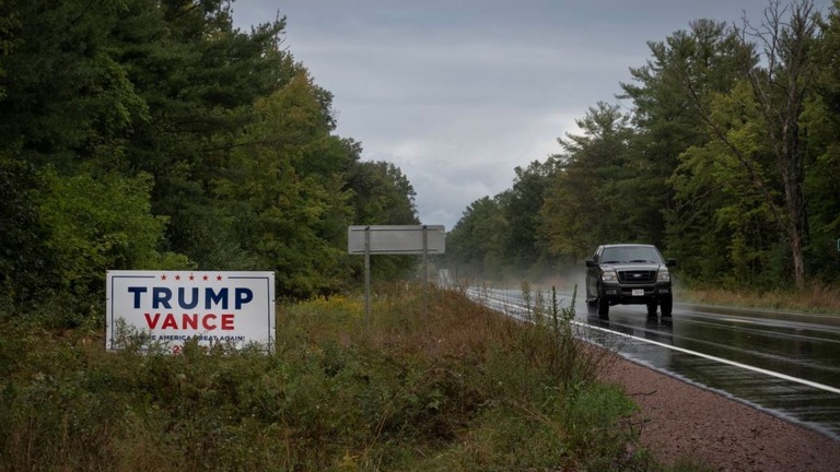 道路沿いに立つ共和党候補のトランプ氏への支持を示す看板＝９月６日、米ウィスコンシン州レミントン近郊/Scott Olson/Getty Images