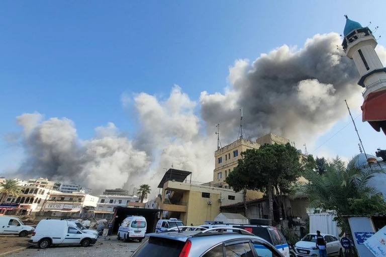 レバノン南部のナバティエで、イスラエル軍の空爆後に煙が立ち上る様子/Abbas Fakih/AFP/Getty Images