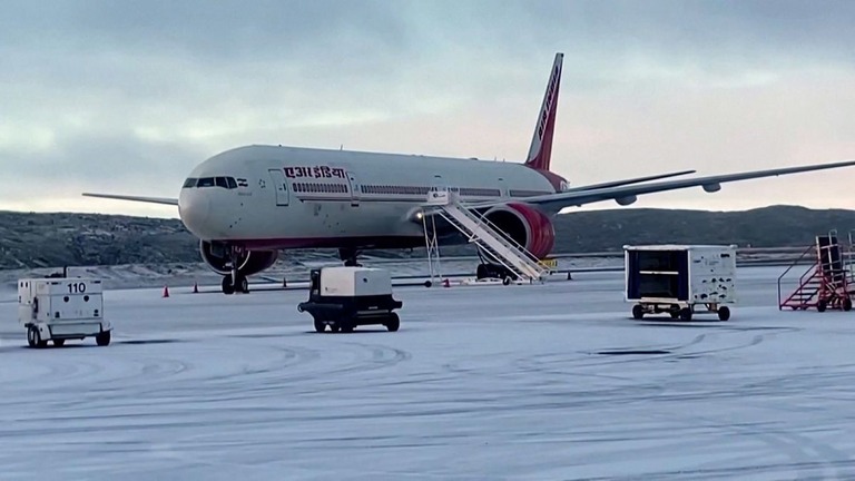 カナダ北極圏のイカルイトに駐機するエア・インディアの航空機/CBC/Reuters