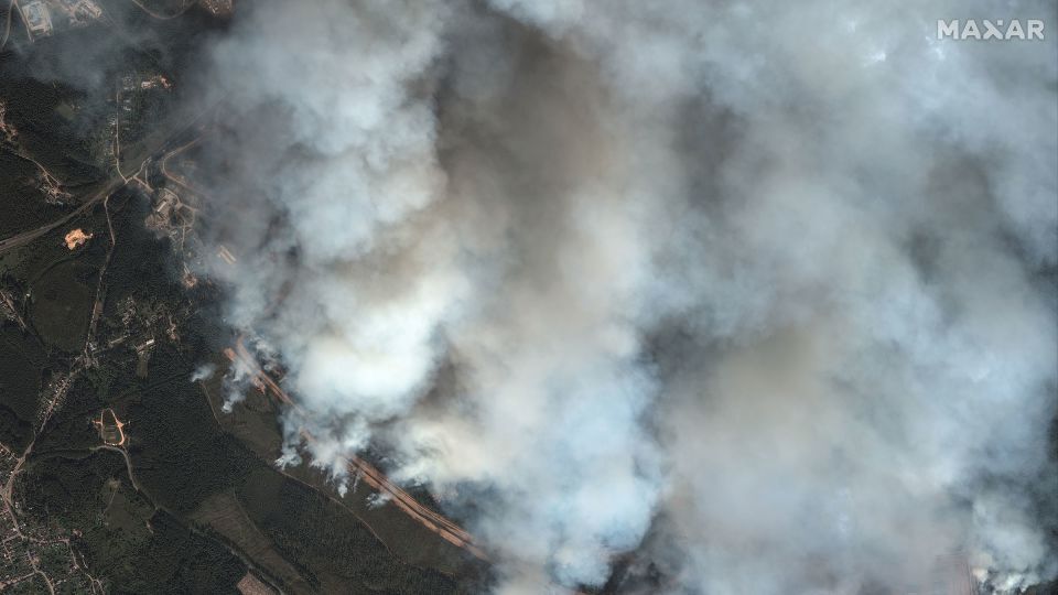 ロシア西部トベリ州トロペツにある兵器保管施設で発生した複数の爆発を捉えた衛星画像/Maxar Technologies