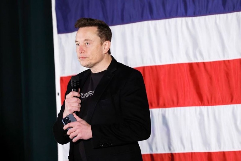 米実業家のイーロン・マスク氏。「言論の自由と銃所持の権利」を支持する請願書に署名した有権者を対象に、毎日１人に１００万ドルを配ると発表した/Anna Moneymaker/Getty Images