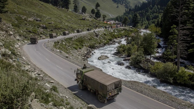 ラダック地方の都市レーに向かうインド軍の車列/Yawar Nazir/Getty Images