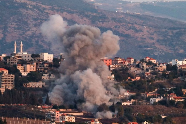 イスラエルの空爆により煙が上がる村＝２３日、レバノン南部/Stringer/AFP/Getty Images