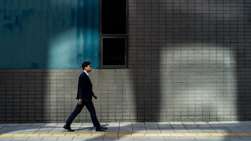 ソウルの街路を歩く男性/Anthony Wallace/AFP/Getty Images