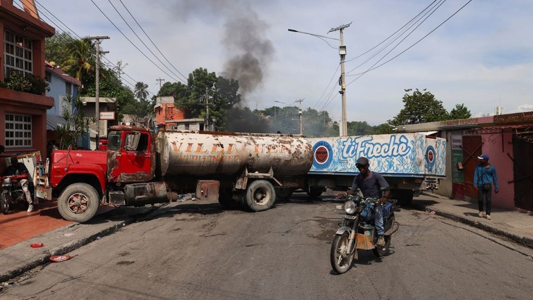 道路を封鎖するトラック＝２０日、ハイチ首都ポルトープランス


/Ralph Tedy Erol/Reuters