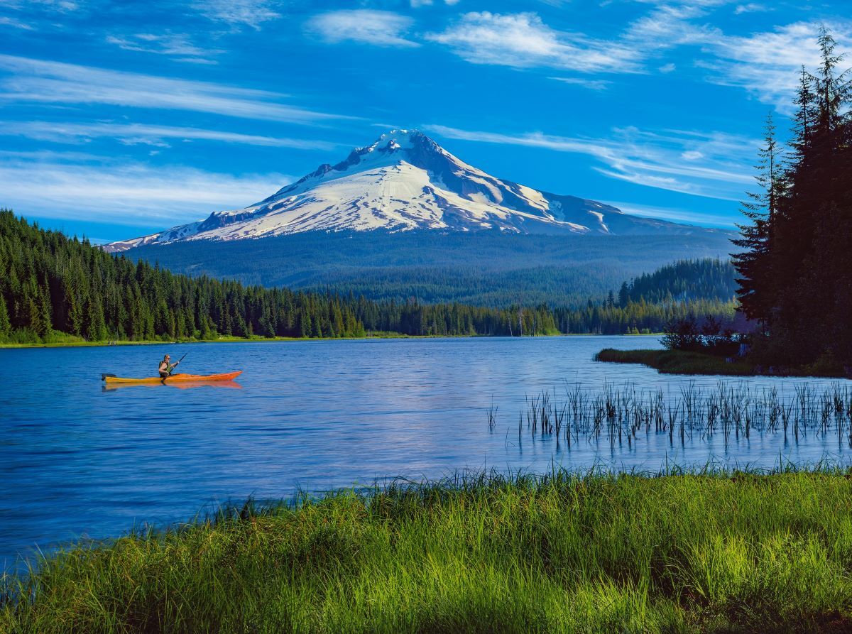 地域別でランク入りした米オレゴン州の風景。コロンビア川の向こうにフッド山が聳える/Ron and Patty Thomas/Getty Images via CNN Newsource