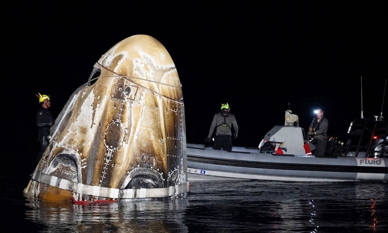 着水したスペースＸの有人宇宙船の周囲で作業するサポートスタッフ/Joel Kowsky/NASA/Getty Images via CNN Newsource