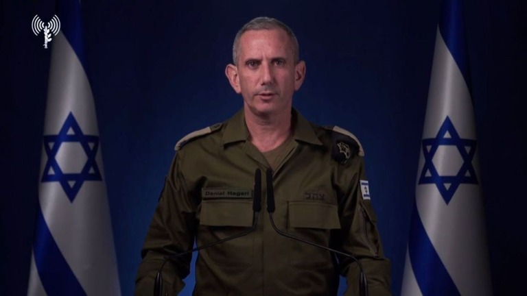 ビデオ声明で発言するイスラエル国防軍のハガリ報道官/IDF