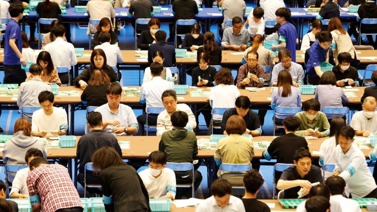 選挙管理委員会による開票作業の様子＝２７日、東京都内/Manami Yamada/Reuters