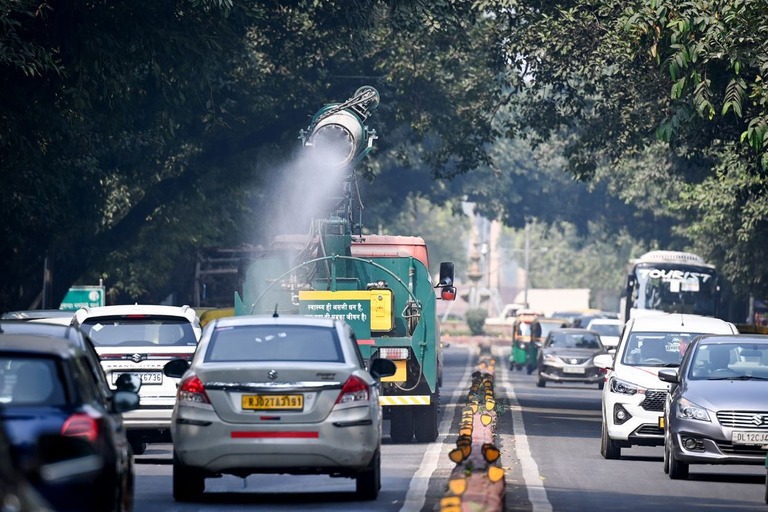 大気汚染対策で散水する車両/Sanchit Khanna/Hindustan Times/Getty Images