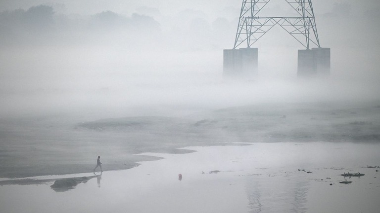 朝もやに包まれるヤムナー川＝１０月、インド首都ニューデリー/Ajay Aggarwal/Hindustan Times/Getty Images