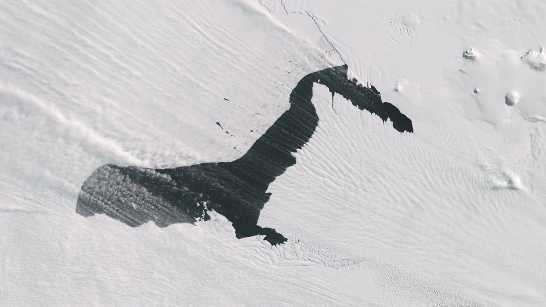 Smoke from Antarctic glaciers? , a NASA satellite captures rare views from space