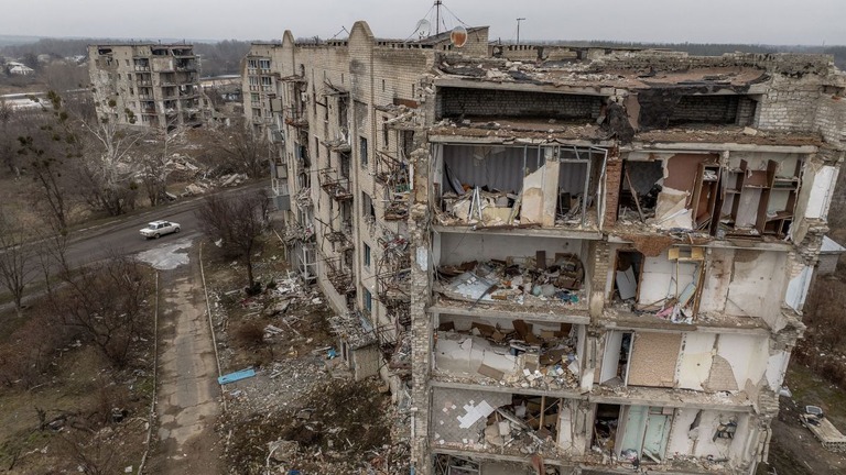 砲撃により破壊された住宅＝２月１日、ウクライナ北東部ハルキウ州イジューム
/Roman Pilipey/AFP via Getty Images