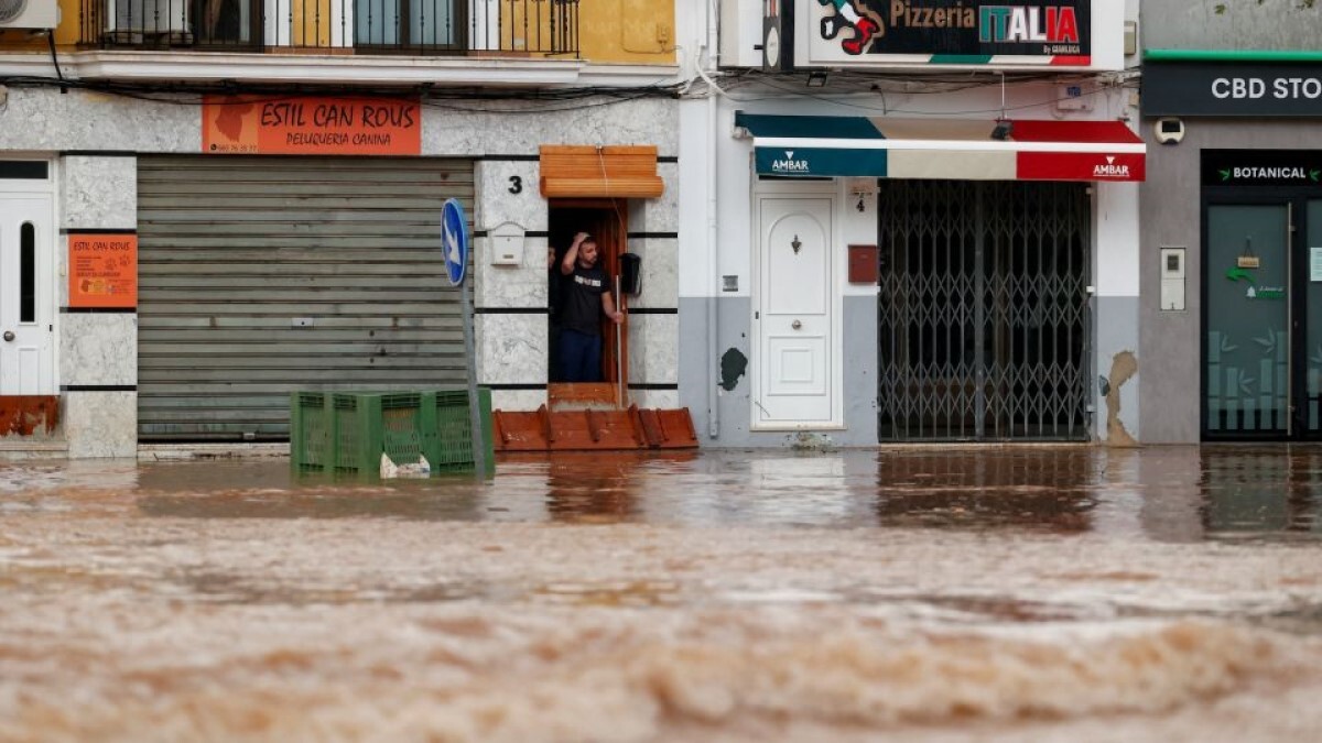 冠水した路上＝２９日、スペイン・バレンシア/Eva Manez/Reuters