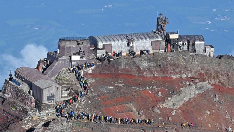 写真を撮るため列をなす登山者ら＝８月１０日、富士山の剣ヶ峰/Stringer/Kyodo News/Getty Images