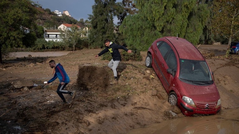 土砂とともに流された車＝２９日、スペイン南部アンダルシア州マラガ近郊/Jorge Guerrero/AFP/Getty Images