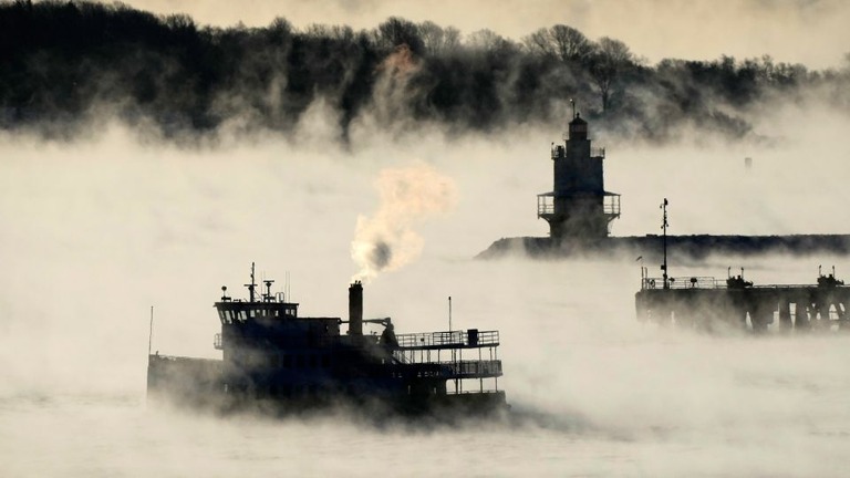 海の煙が立ちこめる米メーン州沿岸の大西洋上の光景/Robert F. Bukaty/AP