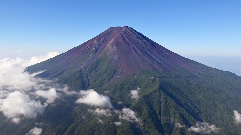 山梨県側から見た日本最高峰の富士山＝８月１０日/Stringer/Kyodo News/Getty Images