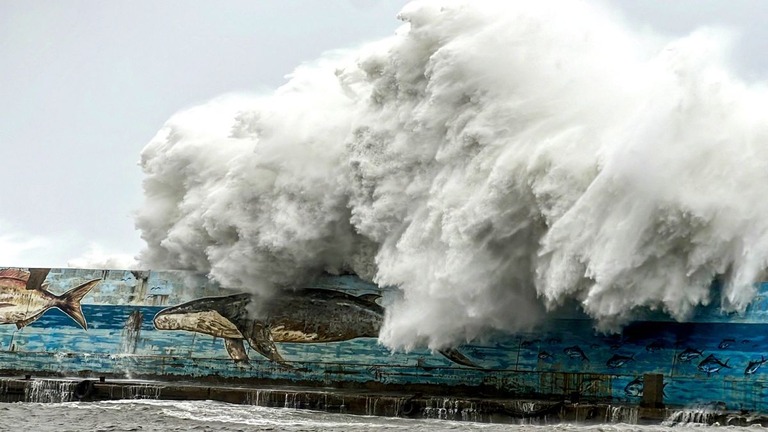 台風２１号が迫る台湾・台東県沿岸の防潮堤に押し寄せる大波/Stringer/CNA/AFP/Getty Images