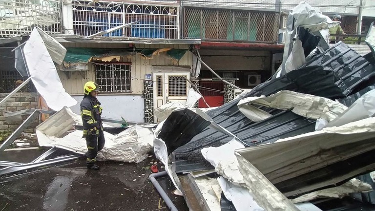 台風２１号による強風で破壊された台湾東部花蓮県の建物の屋根/Hualien County Fire Department/AP