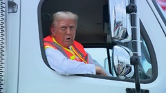 トランプ氏、ごみ収集車に乗り込む　バイデン氏の「ごみ」失言逆手に取る演出