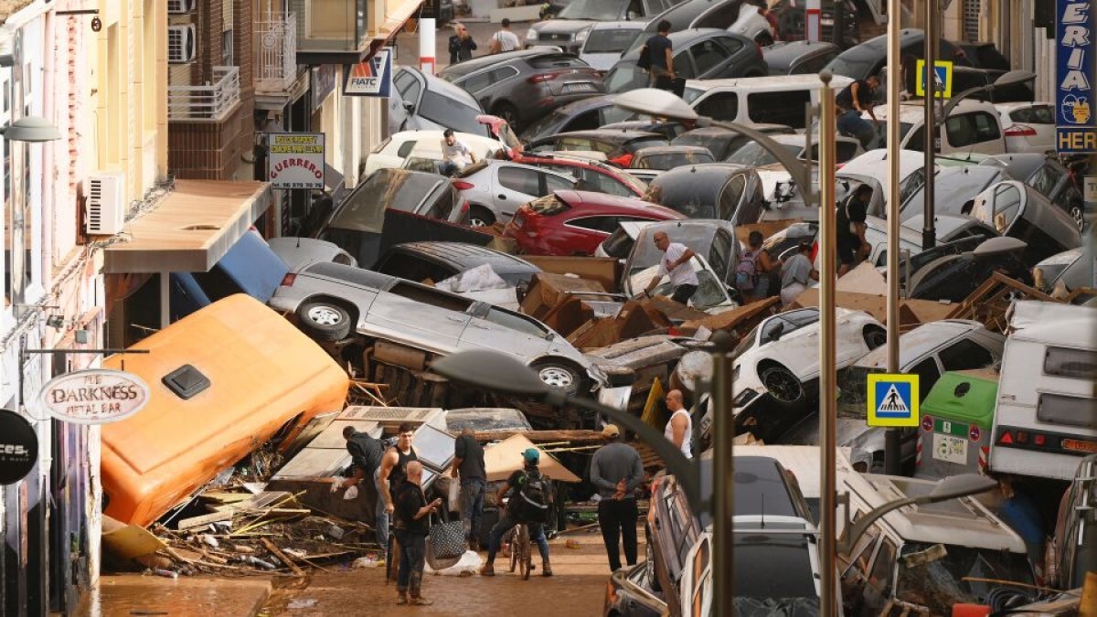 鉄砲水で流され路上に積み上げられた車両＝３０日、スペイン・バレンシア州
/David Ramos/Getty Images