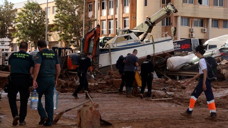 洪水で道路に押し流されてきた船舶などのがれき/CNN