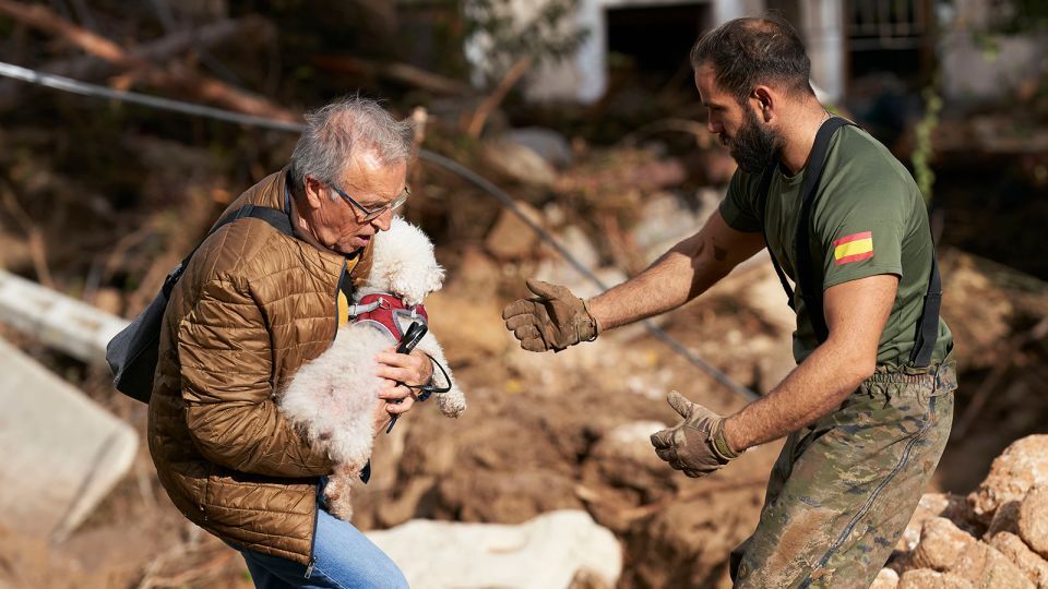 犬を救出する男性/Mateo Villalba Sanchez/Getty Images