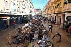 バレンシア州パイポルタで、洪水被害の後、路上に積み上げられたがれき