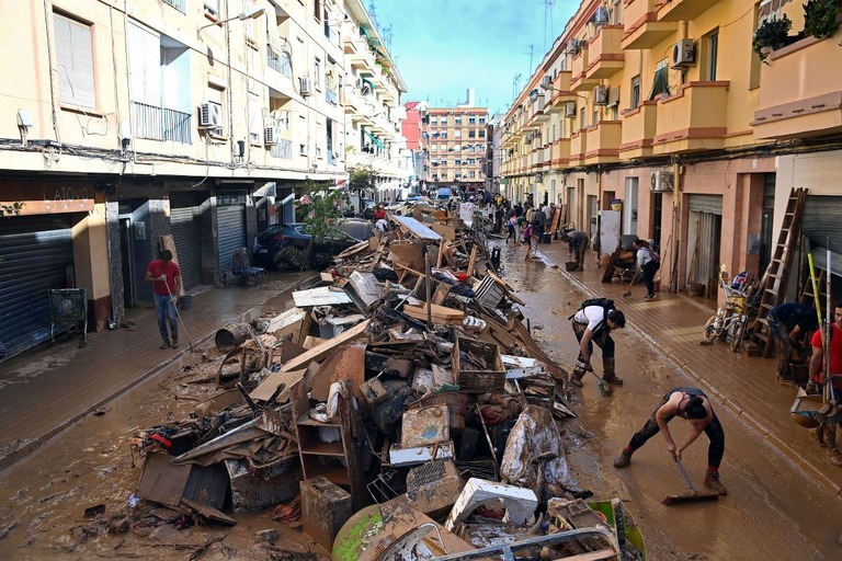 バレンシア州パイポルタで、洪水被害の後、路上に積み上げられた瓦礫/Jose Jordan/AFP via Getty Images via CNN Newsource