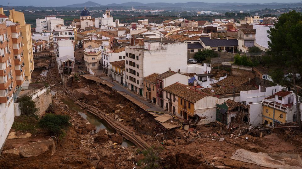 洪水の爪痕が残るバレンシア州の町チバ/Manu Fernandez/AP