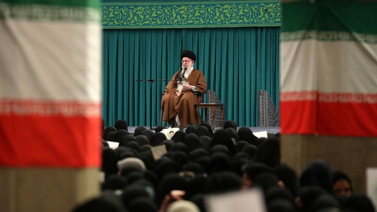 集会で演説するイランの最高指導者ハメネイ師＝１０月、イラン首都テヘラン/Office of the Iranian Supreme Leader/WANA/Reuters