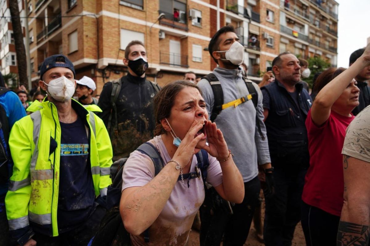 訪問した国王や首相に対して怒りをぶつける住民/Manaure Quintero/AFP/Getty Images