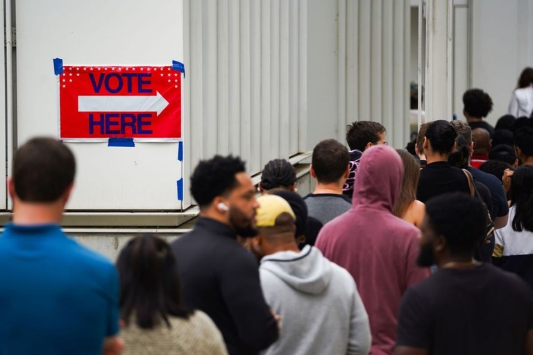 １日、米ジョージア州アトランタにある投票所に並ぶ有権者ら/Megan Varner/Getty Images