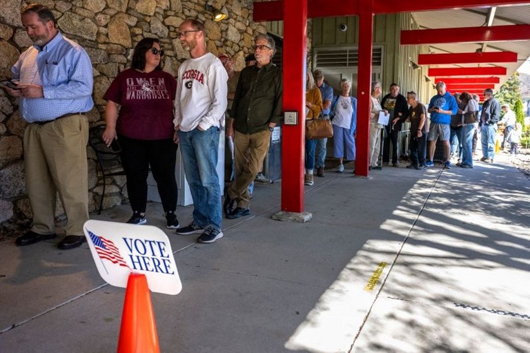 米大統領選の期日前投票所で列に並ぶ有権者/Jim WATSON / AFP via Getty Images