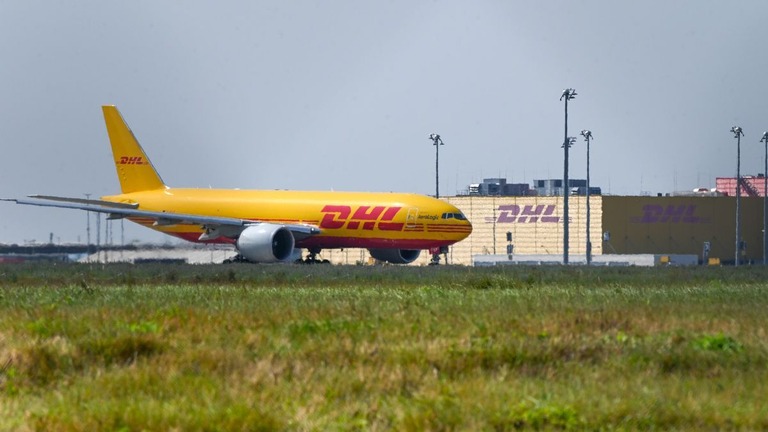 物流大手ＤＨＬの航空機/Heiko Rebsch/dpa/picture alliance/Getty Images